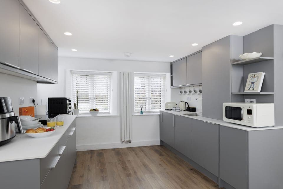 Spacious kitchen with an airfryer, microwave and mini electric oven