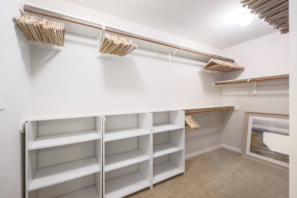 Discover the spacious closet, featuring plenty of hangers and ample storage space, perfect for keeping your belongings organized during your stay!