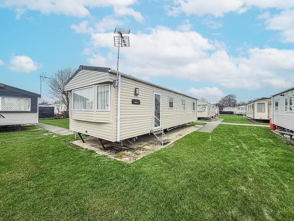 Spontaneous getaways are easy with 2cHolidays at Dovercourt Holiday Park.