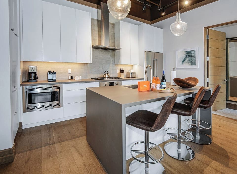 Modern Kitchen with Kitchen Island, Breakfast Bar, and Vaulted Ceilings