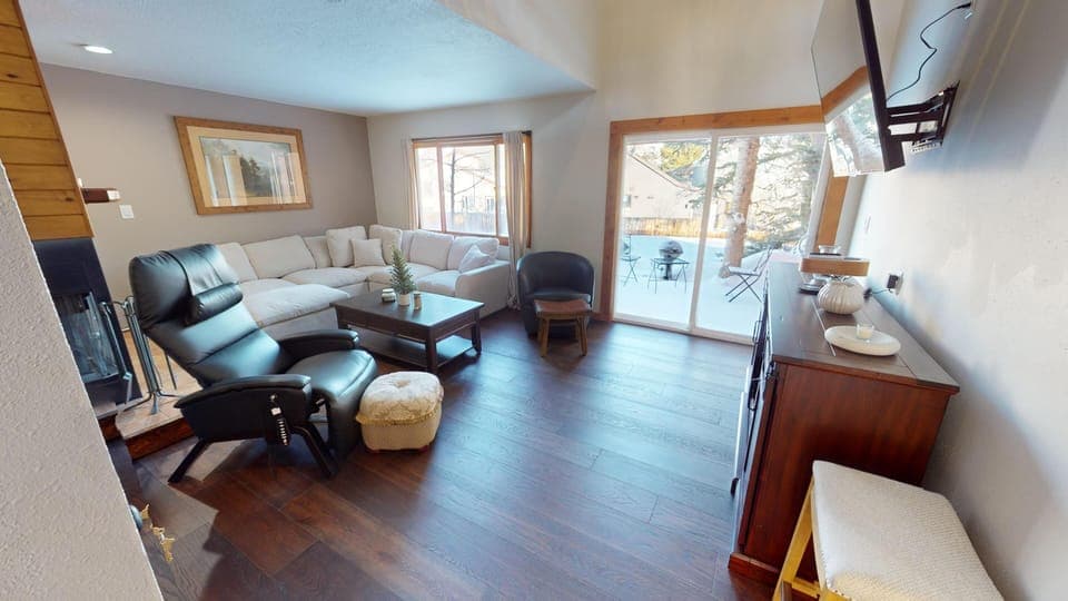 Comfy Living Room with Flatscreen, Patio - Comfy Living Room with Flatscreen, Patio