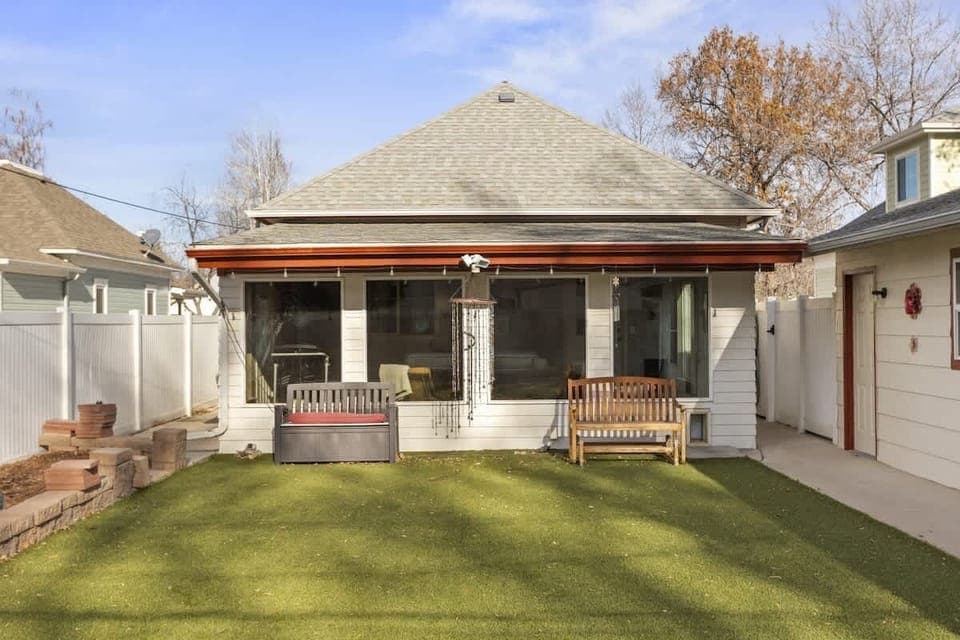 Fully enclosed back yard w turf