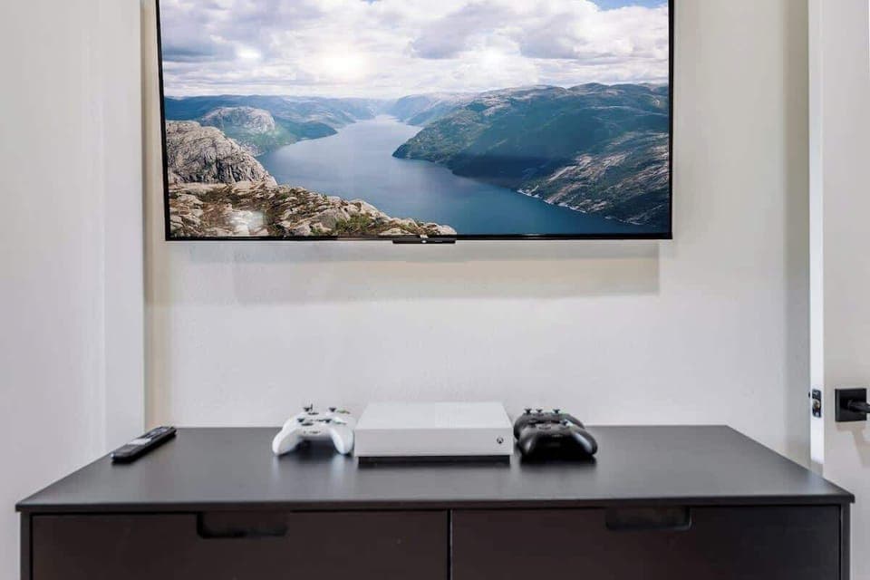 Xbox One S with 4 controllers!