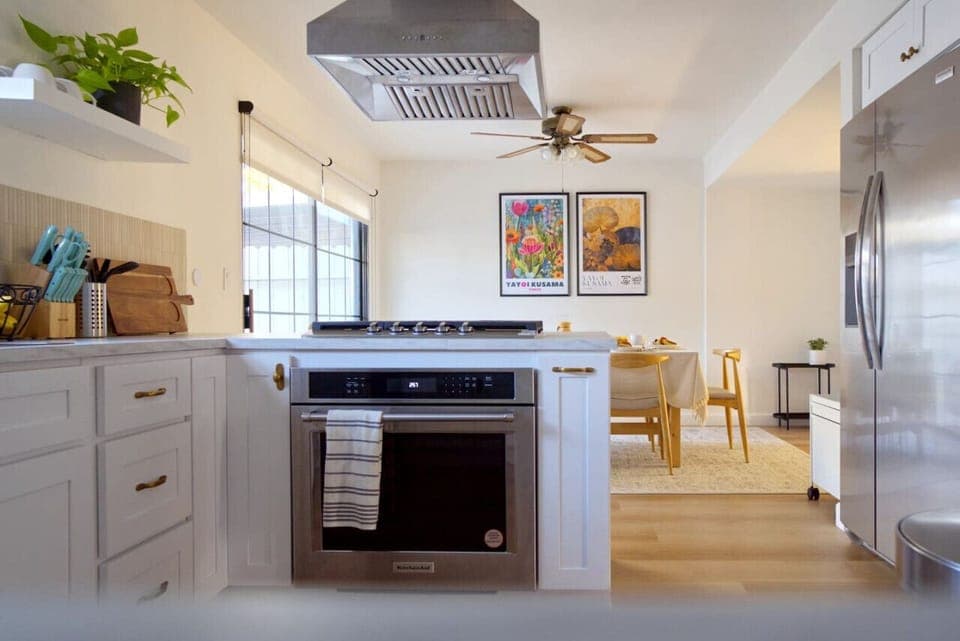 Welcome to The Greenhouse! Experience a stay where comfort meets style in this charming Orange County retreat. Relax, connect, and enjoy every thoughtful detail while staying just minutes from Disneyland, breathtaking hiking trails, and family-friendly