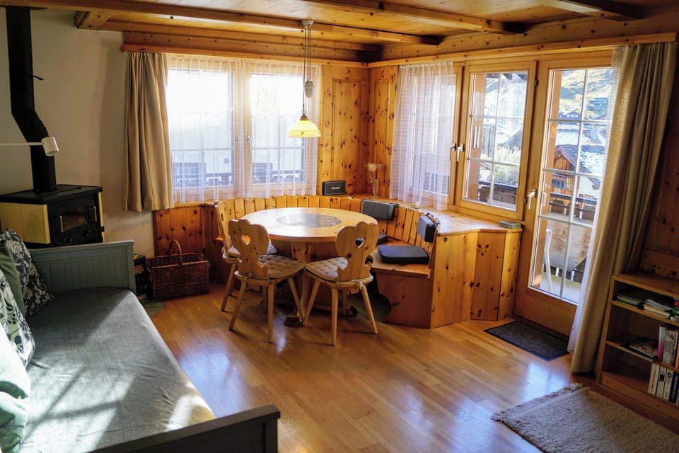 Wohnzimmer / Essbereich mit Sofa