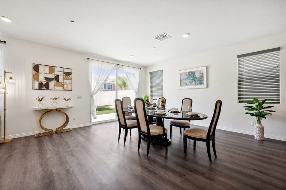 Dine in daylight: a bright and inviting space filled with natural warmth.
