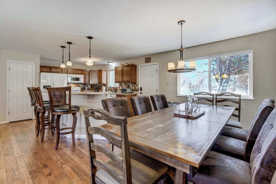 Open-concept dining and kitchen! Plenty of seating for shared meals, with a spacious kitchen just steps away for easy entertaining.





