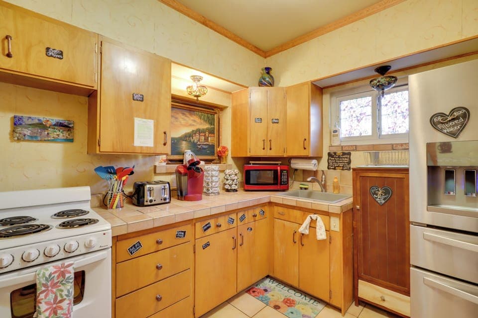 Kitchen | Dishware & Flatware | 2 Keurig Coffee Makers