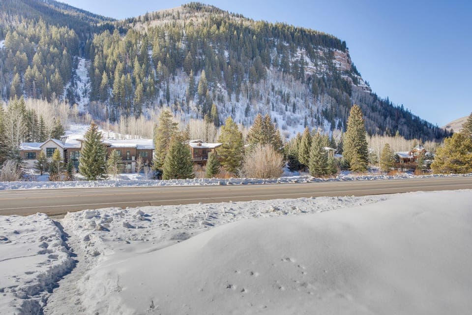 Market & Trail Access On-Site