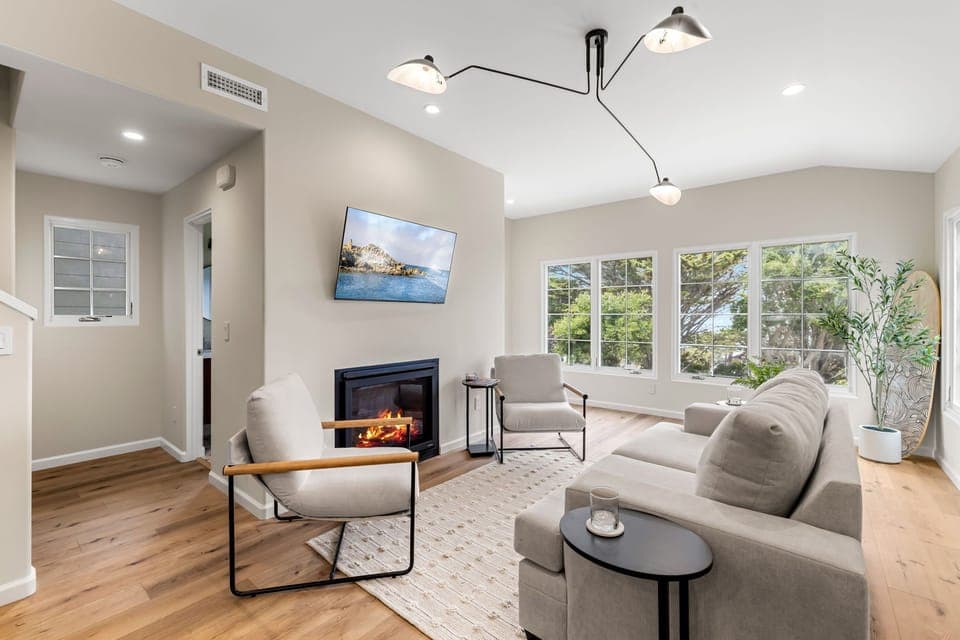 Welcome to "Low Tide" Walk to Town, the Bay and the Aquarium