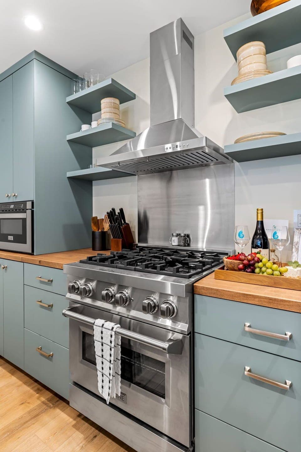 Beautiful Fully Equipped Gourmet Kitchen