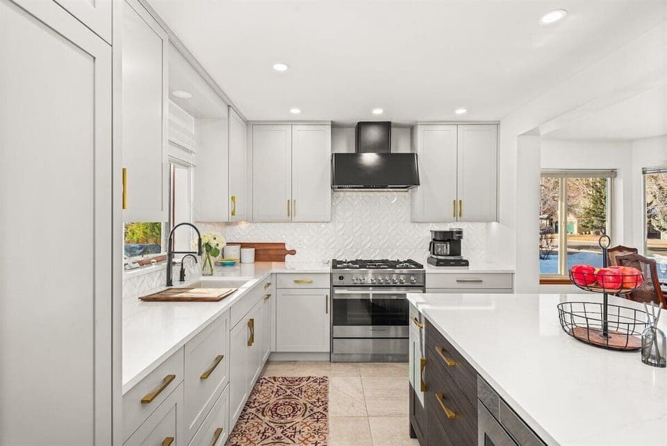 Newly updated, fully-equipped kitchen