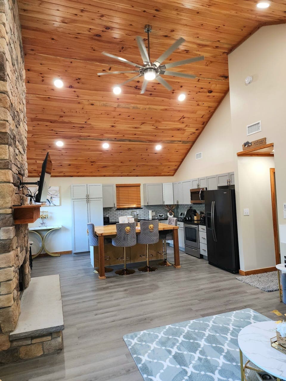 Open Concept w/ Vaulted Ceilings