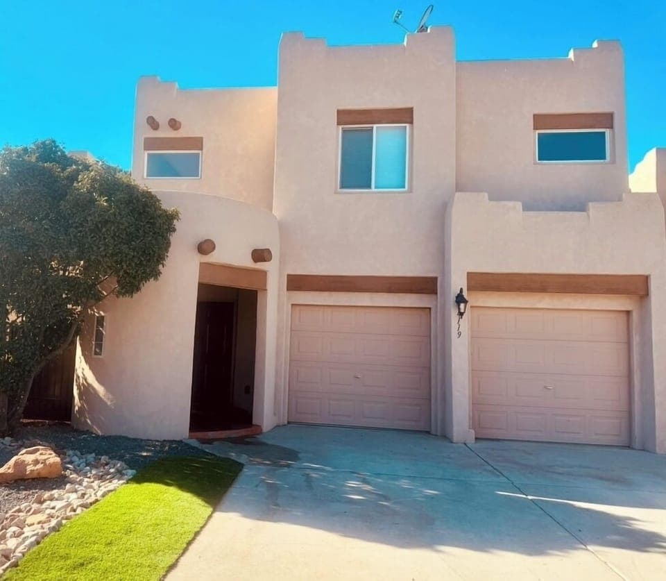 Entire Home+Centrally Located+HWY Access+HotTub+Pet Friendly+ Putt Putt area ⛳️!