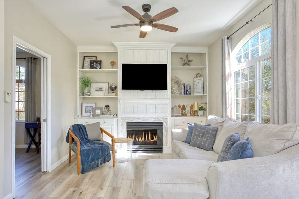 Welcome to Pacific Coast Hideaway, Unit 410! Your breezy upstairs one-bedroom beach retreat features a comfy king bed. Kick back in the full kitchen, perfect for whipping up seaside snacks after a day on the sand.