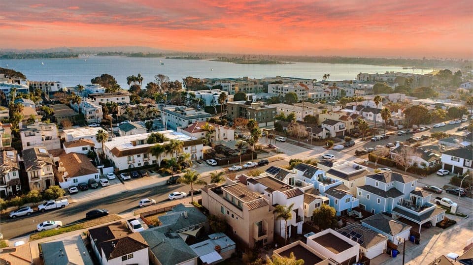 Close to the bay with amazing sunsets from the balcony.