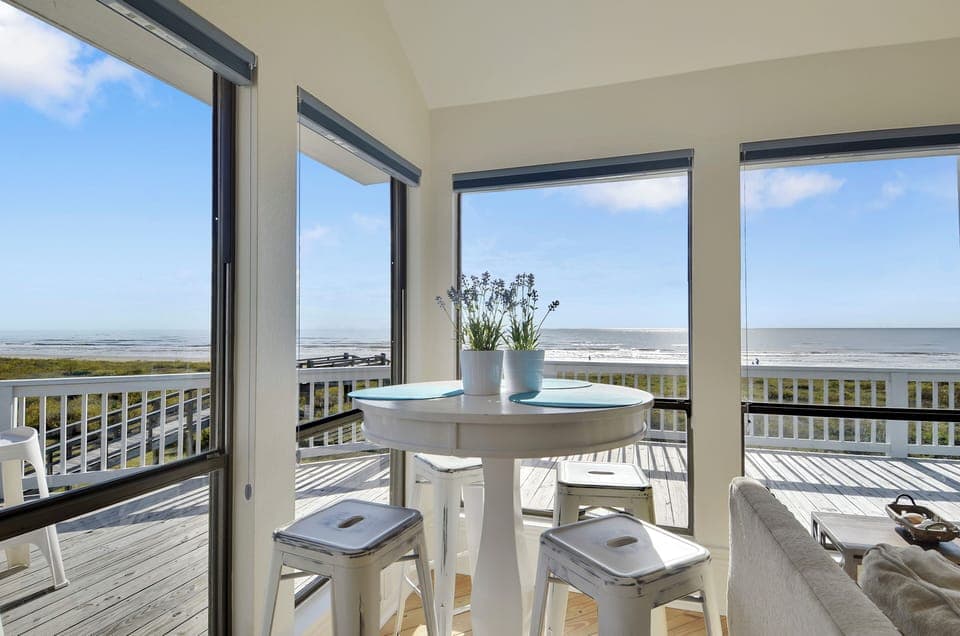 Breakfast Eating Area - Seating For 4, Ocean Views - First Floor