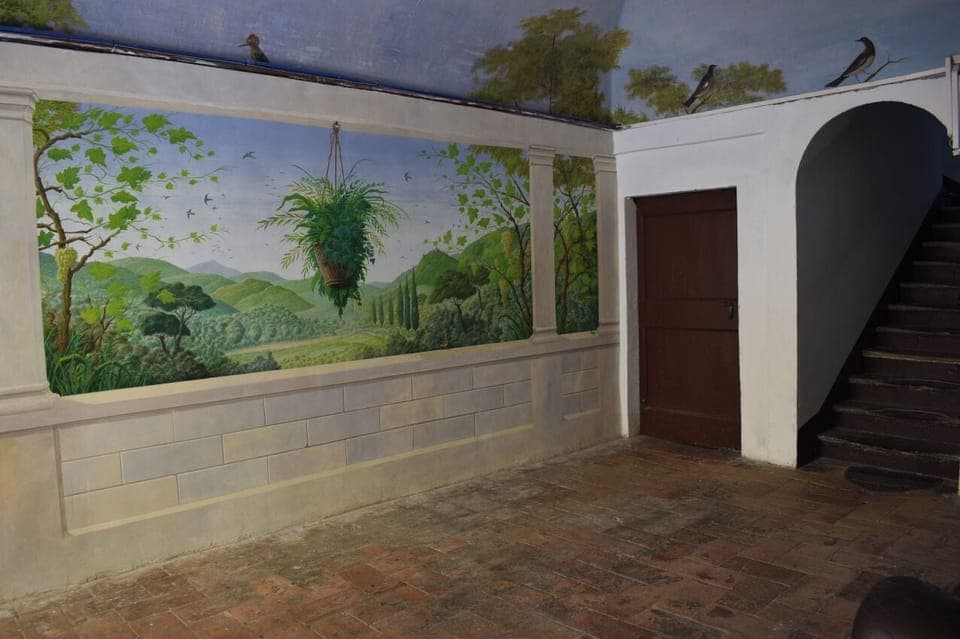 Ingresso del palazzo affrescato da Moreno Bizzarri