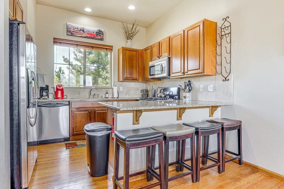 Kitchen & Bar