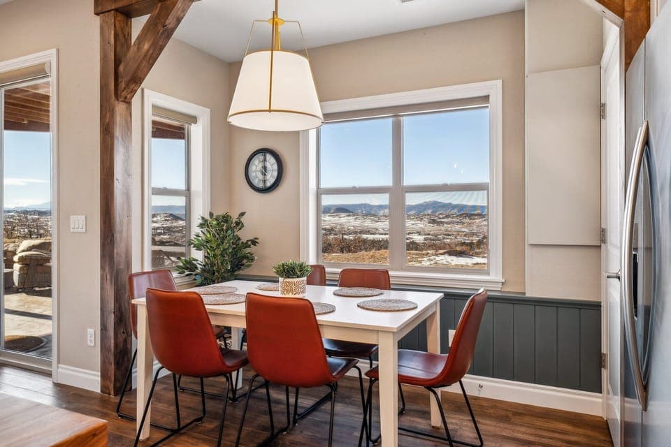 Dining area with 6 seats