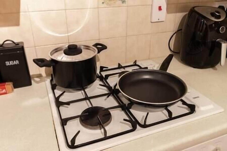 Kitchen - Gas Hob & Cooking Essentials