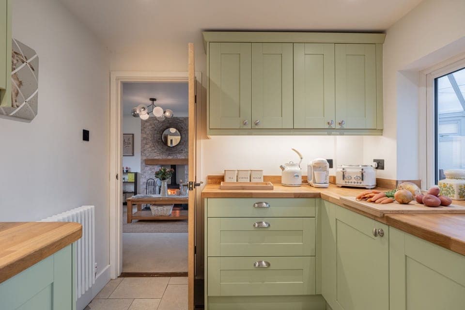 Holly Tree Cottage Kitchen - StayCotswold