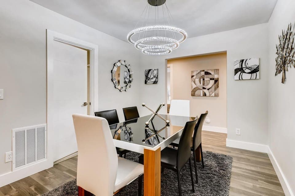 Dining room area! Table can easily sit 6 people