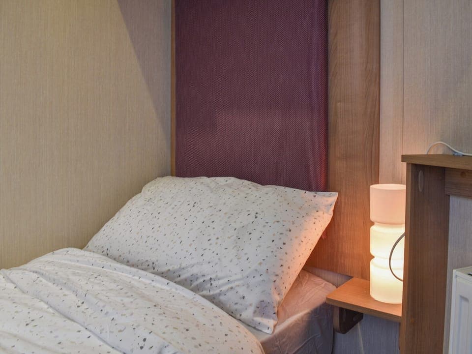 Twin bedroom | Sunningdale, Westward Ho