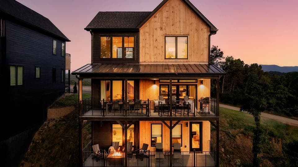 Large Cabin Rentals Smoky Mountain Sevierville Pigeon Forge Five - Five bedroom, five bathroom condo in the Reedmont Lodge Community in Sevierville