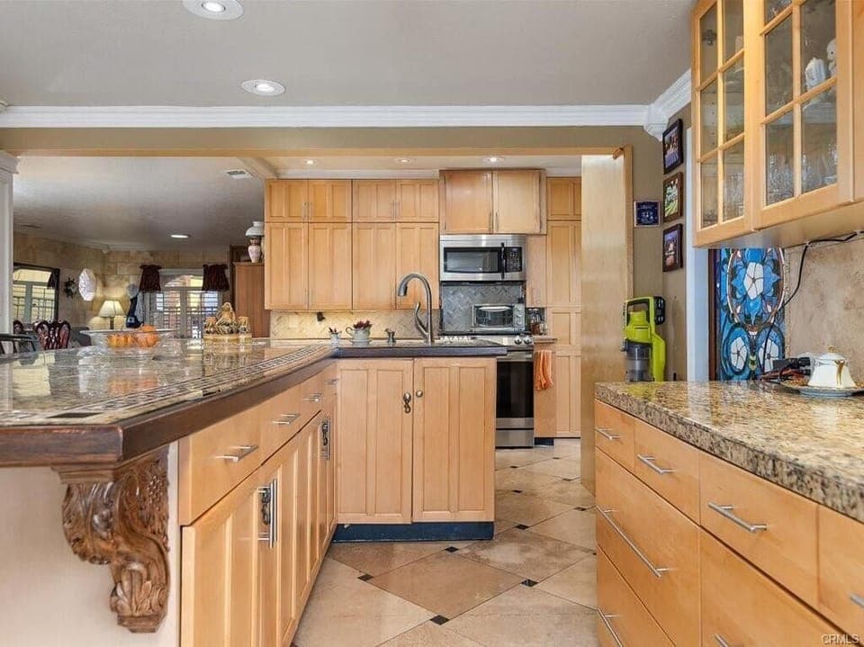 Kitchen, Island with barstools (L), Coffee counter (R)