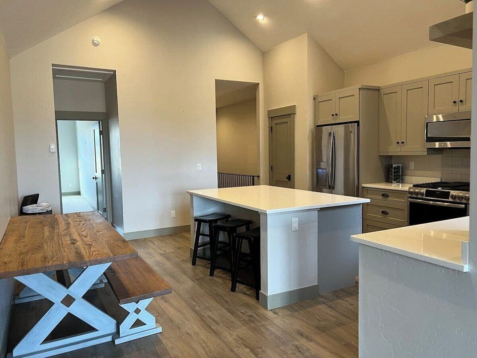 Spacious well-stocked eat-in kitchen