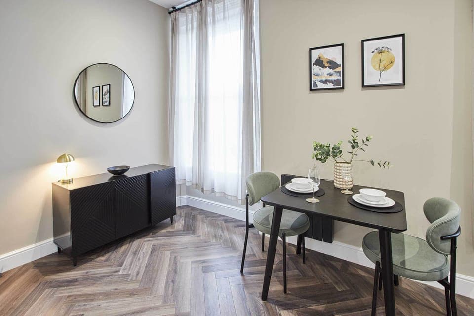 Apartment 4, Upton House, Northampton - Host & Stay