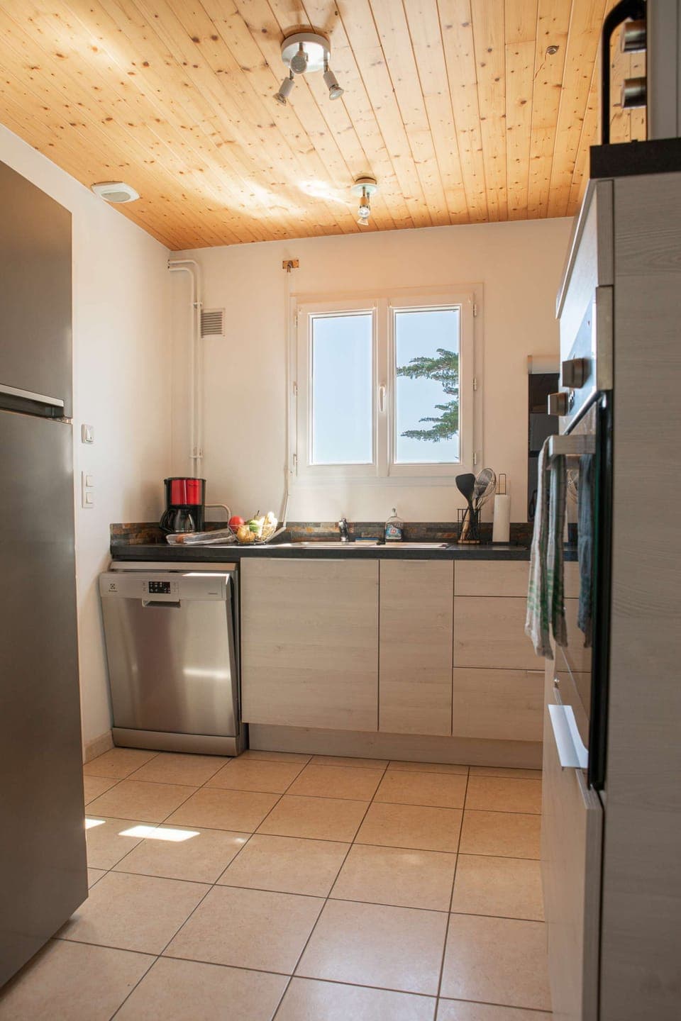 The kitchen is fully equipped and functional, it has an oven, microwave, fridge, dishwasher, hob, filter coffee machine, toaster, kettle and utensils. Everything is provided for pleasant meals.