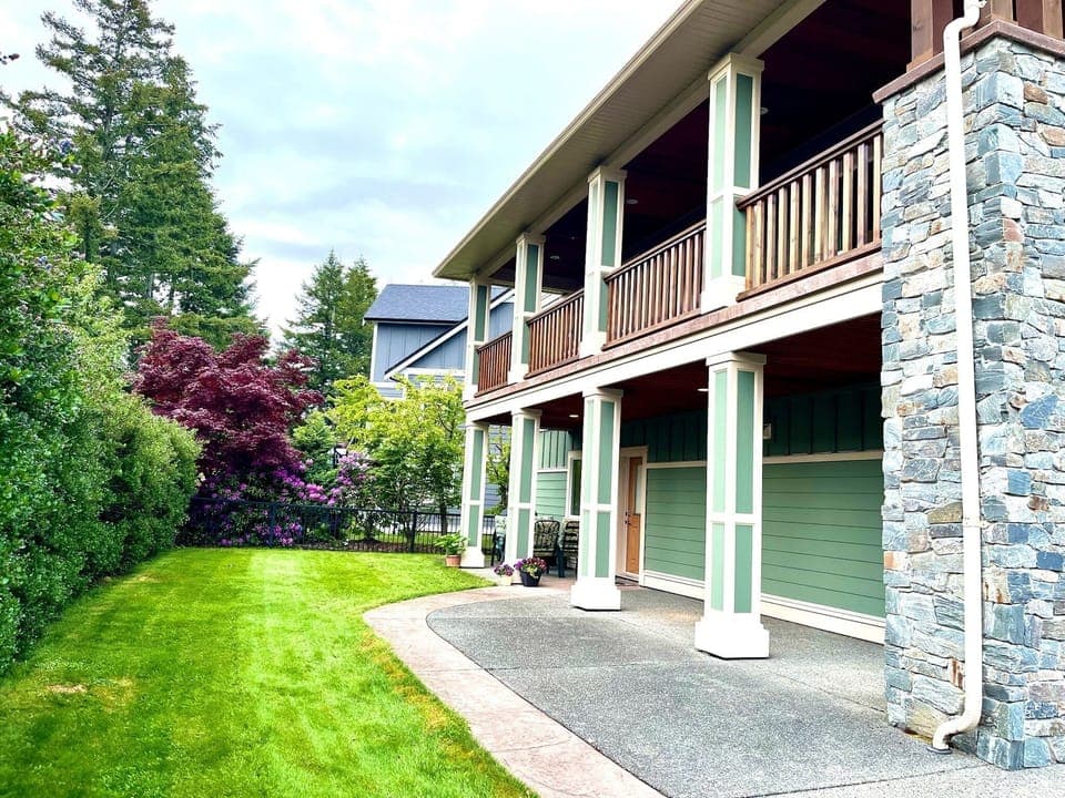 Guests are welcomed to an inviting, spacious and level entrance