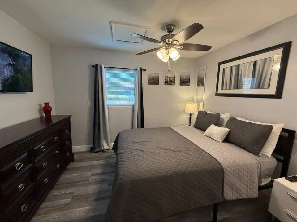 Queen bed, ceiling fan, smart TV & hotel style linens