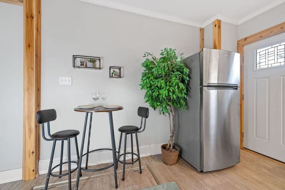 Enjoy intimate meals and keep snacks fresh