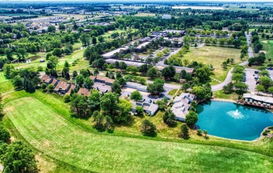 A breathtaking aerial view of Sawmill Creek Golf Resort, showcasing pristine fairways and serene water features. Perfect for golf enthusiasts and nature lovers alike.

