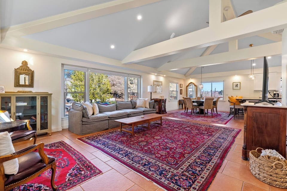 Blue Sky is the perfect getaway in wine country. - Blue Sky Hideaway is the perfect blend of comfort and style, featuring three cozy bedrooms, two bathrooms, and a bright and open floor plan that will make you feel right at home.