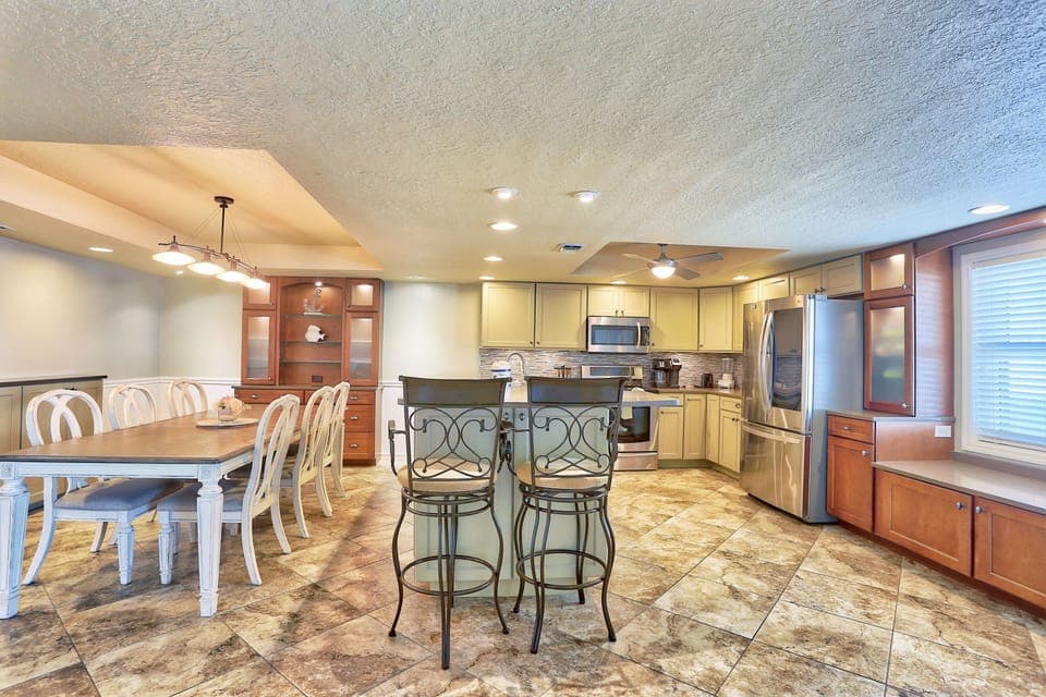 Welcome to Sea Club! Excellent location and amenities