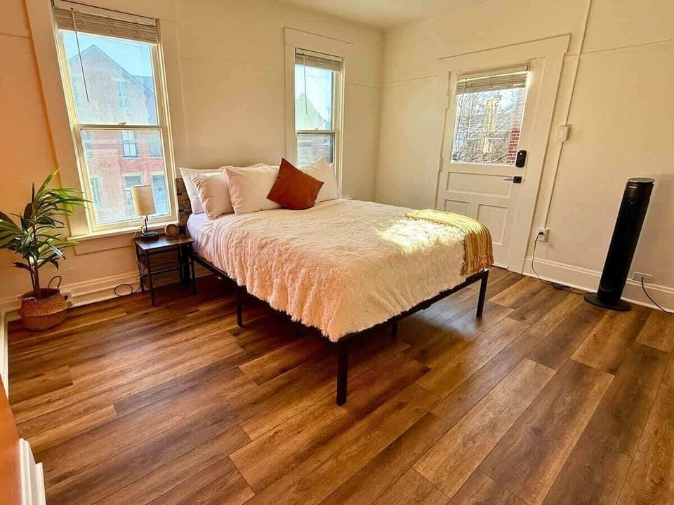 After a day exploring Columbus, sink into our Bedsure-lined beds and let the room’s tranquil vibe wash over you