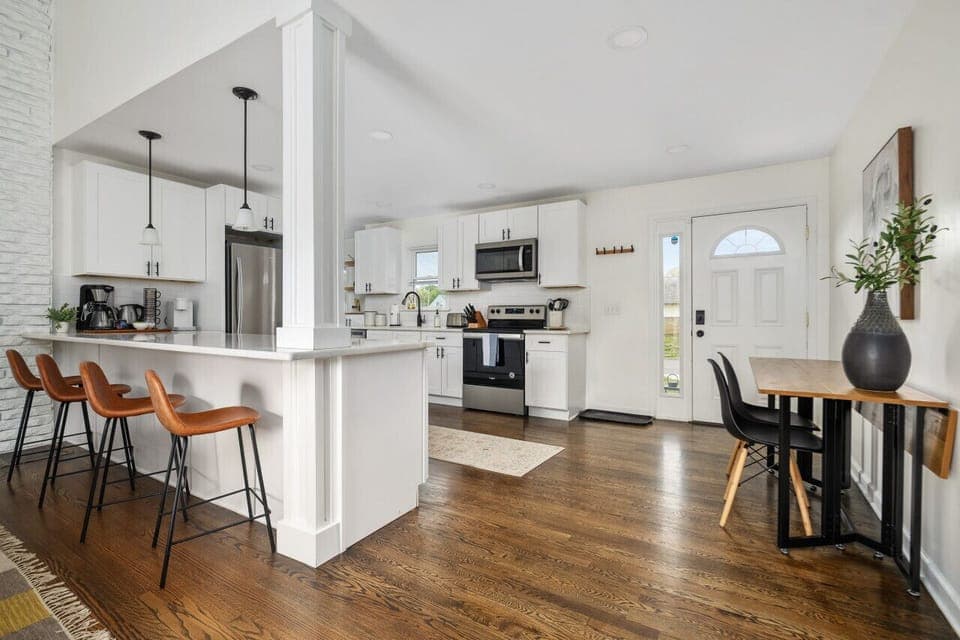 Breakfast Bar and Entry Overview