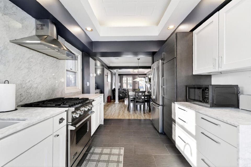 Luxurious Kitchen with Viking Range