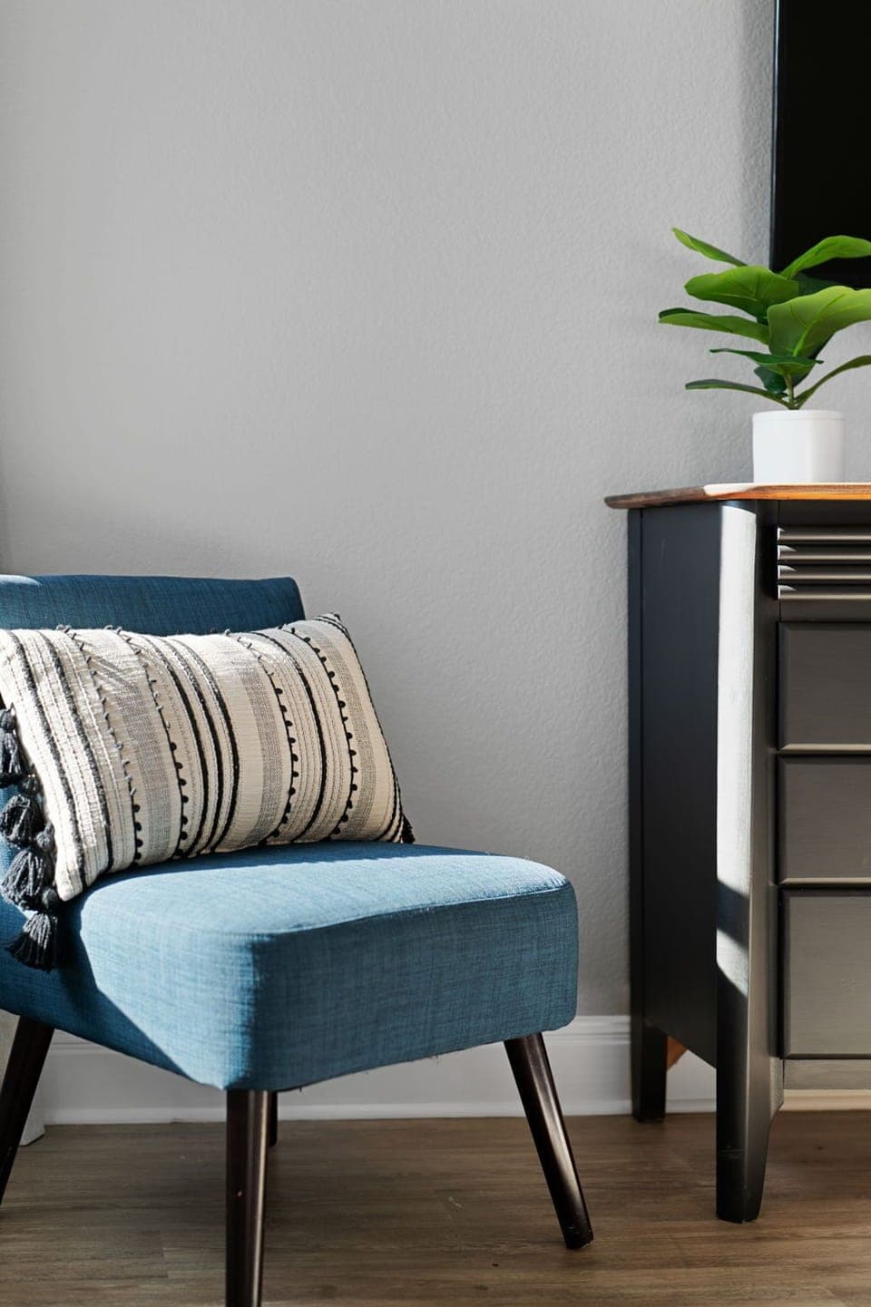 Lay back, relax, and enjoy the tranquility of this bedroom. 🏡🌙