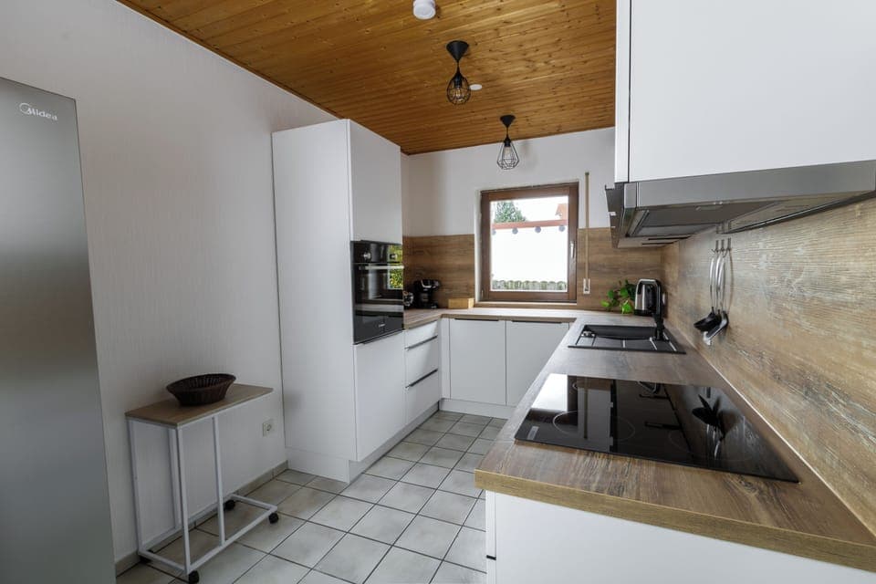 Voll ausgestattete Küche mit Kaffeemaschine, Mikrowelle, Spülmaschine & mehr