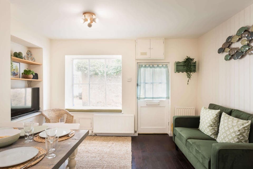 Coombe Cottage, Lyme Regis - Host & Stay