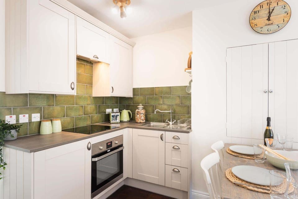 Coombe Cottage, Lyme Regis - Host & Stay