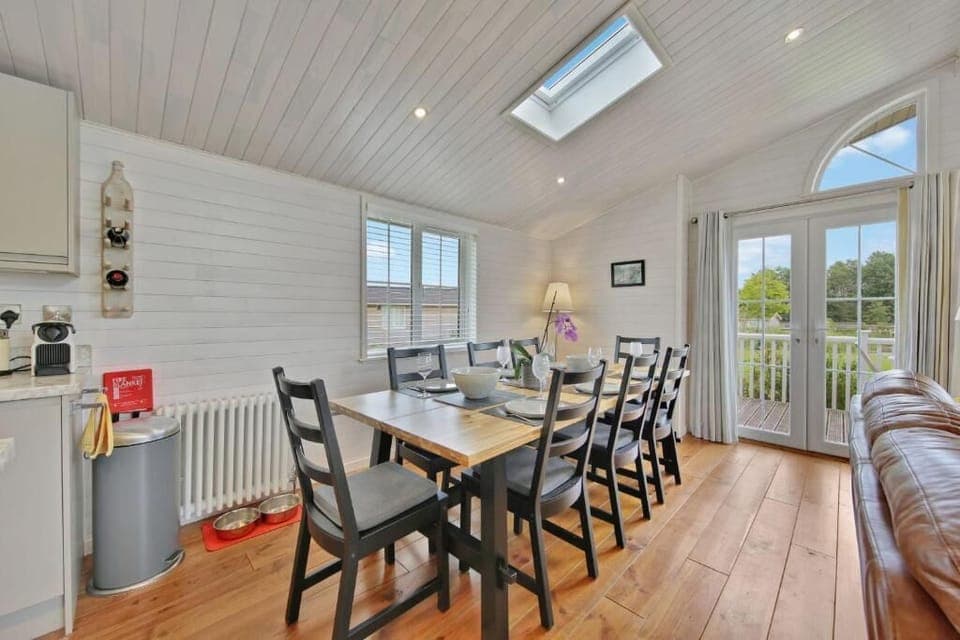 Mahonia Lodge, Willington - Host & Stay