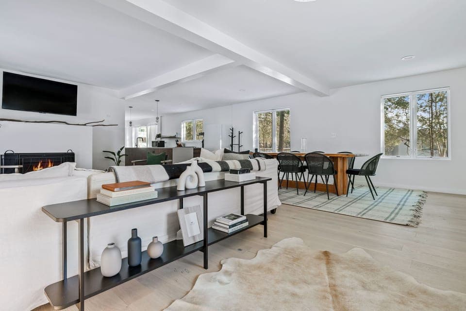 From fireside lounging to dinner party hosting, this space has it all—style, flow, and those dreamy forest views.