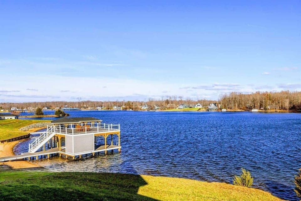 A beautiful two-level dock extends over the lake, complete with a dining area and stunning water views, ideal for relaxation and entertaining.