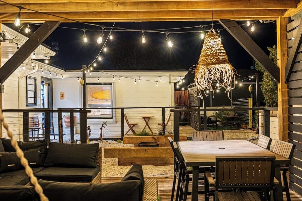 Vida Stoke Inn: Shared Ground Level Deck